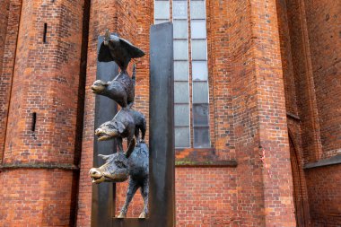 Riga Eski Kasabası. Bremen Town müzisyenlerinin heykeli. Orta Çağ Gotik Mimarisi. Riga Letonya 'nın başkenti. Baltık devletleri. Avrupa.