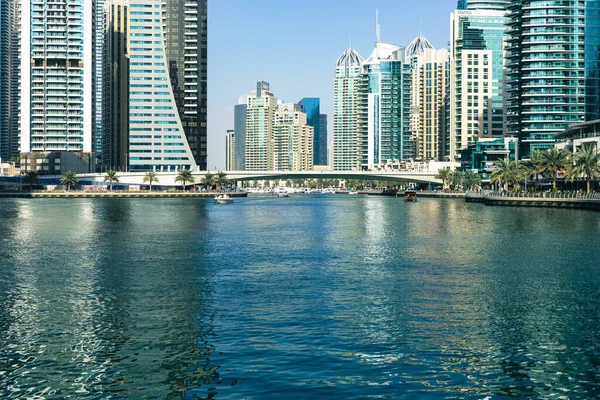 Dubai Marina 'nın modern gökdelenleri, Birleşik Arap Emirlikleri.