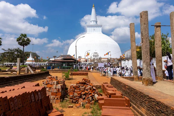 Anuradhapura Sri Lanka 2022年3月3日 ルワニセヤ ダゴバ仏教のストゥーパ観光と巡礼地 スリランカのAnuradhapura — ストック写真
