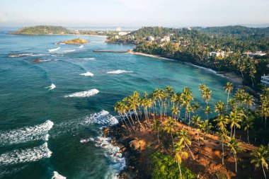 Mirissa Sahili 'ndeki Coconut Tree Hill' de. Sri Lanka.