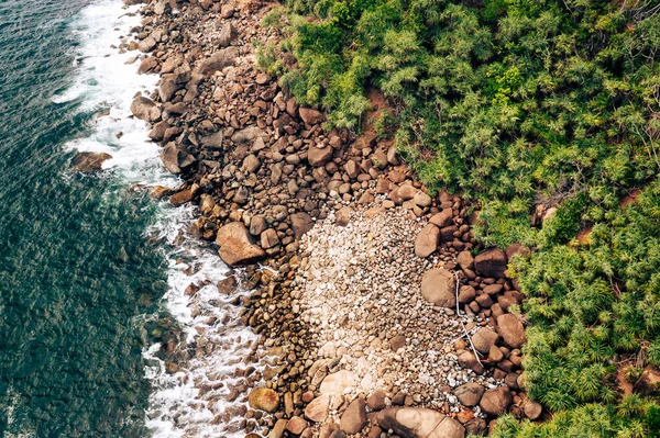 スリランカの熱帯ジャングルビーチ エキゾチックなコストラインと熱帯雨林の空中ビュー パラダイスビーチ — ストック写真