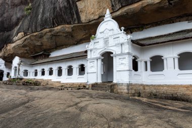 Dambulla 'daki Dambulla Mağara Tapınağı. Mağara Tapınağı, Sri Lanka 'nın Dambulla kenti yakınlarında bir Dünya Mirası Alanı..