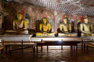 Dambulla 'daki Dambulla Mağara Tapınağı. Mağara Tapınağı, Sri Lanka 'nın Dambulla kenti yakınlarında bir Dünya Mirası Alanı..