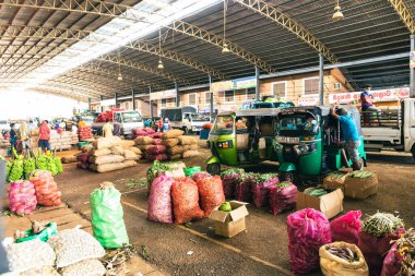 DAMBULLA, SRI LANKA - Mart 02, 2022: Renkli Dambulla Adanmış Ekonomi Merkezi, yoğun tüccar ve müşterilerle dolu toptan meyve ve sebze pazarı.