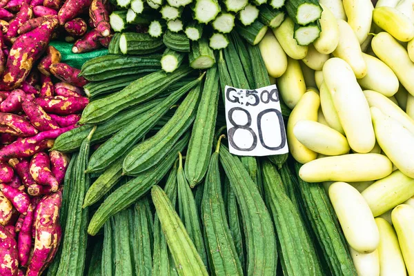 Varias Variedades Verduras Tropicales Cuidadosamente Arregladas Para Venta Mercado Local — Foto de Stock