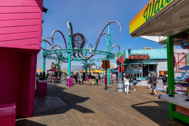 Santa Monica, CA - 24 Mart 2022 Santa Monica İskelesi 'ndeki dönme dolap. Los Angeles 'ta popüler bir turizm merkezi. Kaliforniya mı? ABD.