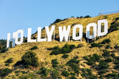 Los Angeles 'a bakan Hollywood tabelası. İkonik işaret ilk olarak 1923 'te yaratıldı..