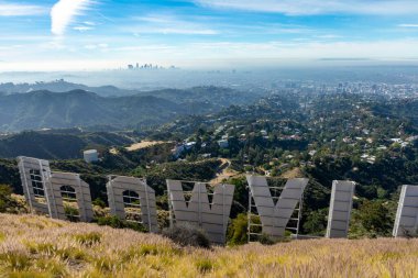 Los Angeles 'a bakan Hollywood Tabelasında sahne arkası. İkonik işaret ilk olarak 1923 'te yaratıldı..