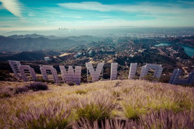 Los Angeles 'a bakan Hollywood Tabelasında sahne arkası. İkonik işaret ilk olarak 1923 'te yaratıldı..