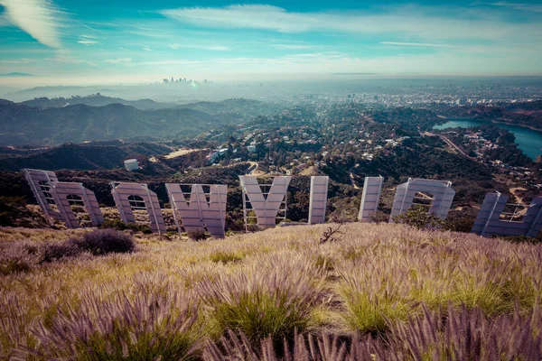 Los Angeles 'a bakan Hollywood Tabelasında sahne arkası. İkonik işaret ilk olarak 1923 'te yaratıldı..