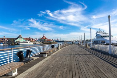 Long Beach, Kaliforniya 'daki Gökkuşağı Limanı' ndaki Shoreline Village. ABD.