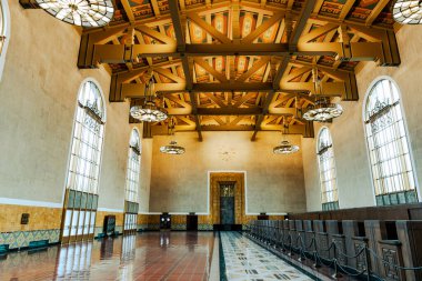 LOS ANGELES, CA, ABD - 26 Mart 2022: Union Station 'ın restore edilmiş sanat deco iç mimarisi. Los Angeles, Kaliforniya, ABD. 