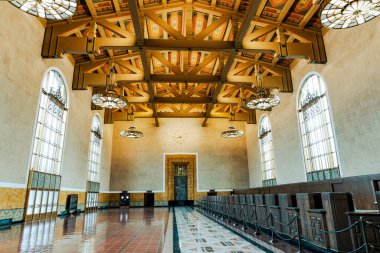 LOS ANGELES, CA, ABD - 26 Mart 2022: Union Station 'ın restore edilmiş sanat deco iç mimarisi. Los Angeles, Kaliforniya, ABD. 