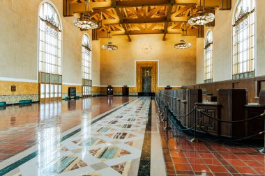 LOS ANGELES, CA, ABD - 26 Mart 2022: Union Station 'ın restore edilmiş sanat deco iç mimarisi. Los Angeles, Kaliforniya, ABD. 