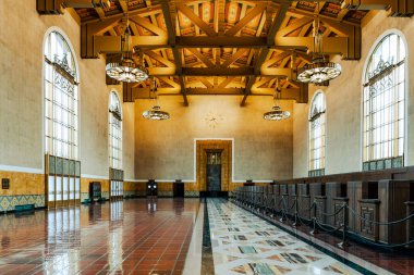 LOS ANGELES, CA, ABD - 26 Mart 2022: Union Station 'ın restore edilmiş sanat deco iç mimarisi. Los Angeles, Kaliforniya, ABD. 