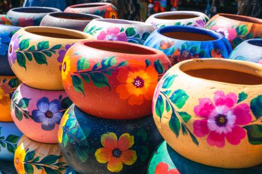 Meksika 'da bir hediyelik eşya dükkanında Renkli Meksika boyalı seramik kaplar çeşitliliği.