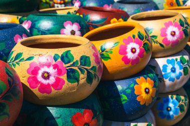 Meksika 'da bir hediyelik eşya dükkanında Renkli Meksika boyalı seramik kaplar çeşitliliği.