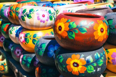 Meksika 'da bir hediyelik eşya dükkanında Renkli Meksika boyalı seramik kaplar çeşitliliği.