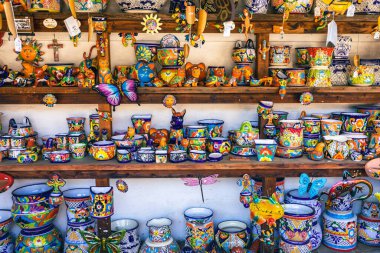 Meksika 'daki Markette Renkli Meksika Geleneksel Hediyelik Eşyalar.