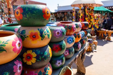 Meksika 'da bir hediyelik eşya dükkanında Renkli Meksika boyalı seramik kaplar çeşitliliği.