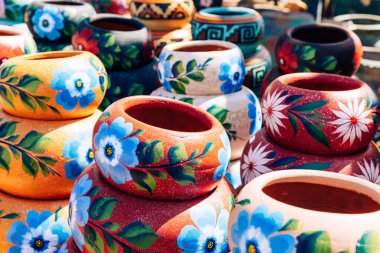 Meksika 'da bir hediyelik eşya dükkanında Renkli Meksika boyalı seramik kaplar çeşitliliği.