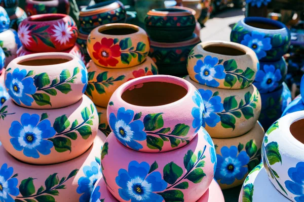 Række Farverigt Mexicanske Malede Keramiske Potter Udendørs Shopping Souvenirmarked Mexico - Stock-foto