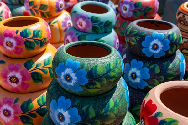 墨西哥户外购物纪念品市场色彩艳丽的墨西哥彩绘瓷壶种类繁多 — 图库照片