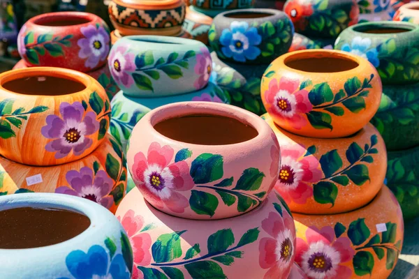 Meksika Bir Hediyelik Eşya Dükkanında Renkli Meksika Boyalı Seramik Kaplar — Stok fotoğraf