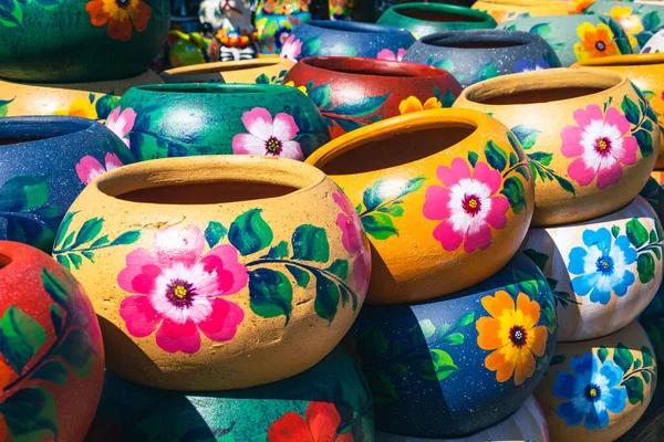 Variété Pots Céramique Peints Colorés Mexicains Dans Marché Aux Souvenirs — Photo