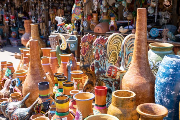 メキシコの市場でのカラフルなメキシコの伝統的なお土産の多様性 — ストック写真