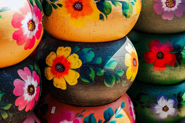 Różnorodność Kolorowo Meksykańskie Malowane Ceramiczne Garnki Plenerze Zakupy Pamiątka Rynku — Zdjęcie stockowe