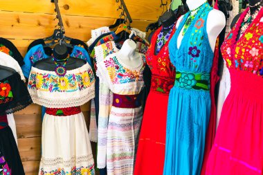 Yerel piyasada geleneksel Meksika elbiseler.