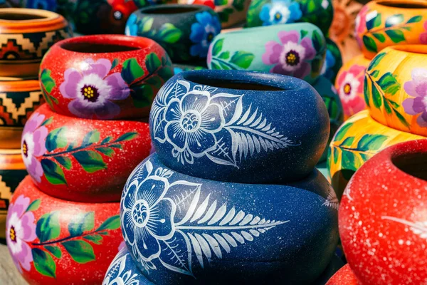 Разнообразие Красочно Мексиканских Окрашенных Керамических Горшков Открытом Рынке Сувениров Мексике — стоковое фото