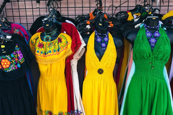 Yerel piyasada geleneksel Meksika elbiseler.