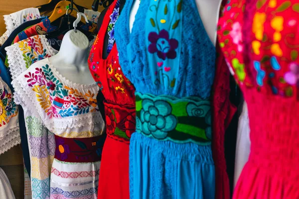 Tradycyjne Meksykańskie Sukienki Rynku Lokalnym — Zdjęcie stockowe