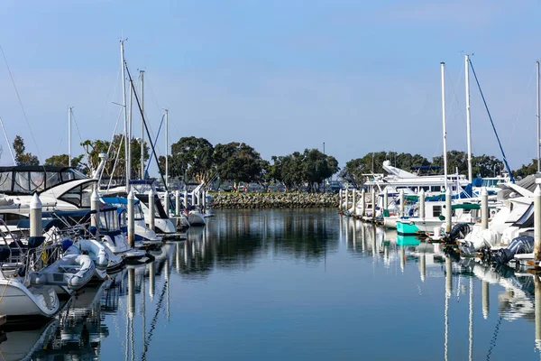 Yelkenli tekneleri olan San Diego rıhtımı. San Diego California, ABD 