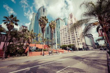 Los Angeles, Kaliforniya, ABD 'deki şehir merkezindeki binaların silueti.