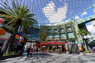 LOS ANGELES, CALIFORNIA, 29 Mart 2022: Hollywood 'daki dünyaca ünlü park Universal Stüdyoları. Foodcourt plaza.