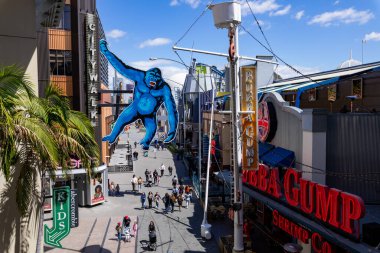 LOS ANGELES, CALIFORNIA, 29 Mart 2022: duvarında King Kong asılı Foodcourt Caddesi. Hollywood 'daki dünyaca ünlü park Universal Stüdyoları.