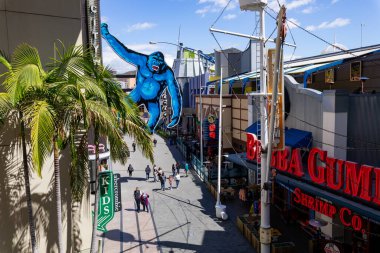 LOS ANGELES, CALIFORNIA, 29 Mart 2022: duvarında King Kong asılı Foodcourt Caddesi. Hollywood 'daki dünyaca ünlü park Universal Stüdyoları.