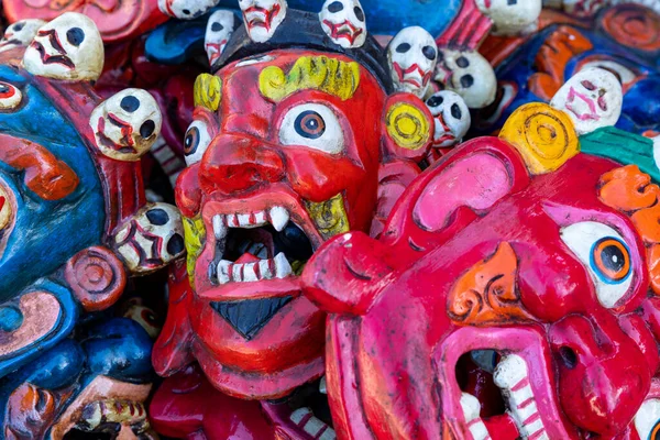 Kolorowe Drewniane Maski Rękodzieła Sprzedaż Sklepie Dzielnicy Thamel Dystrykt Kathmandu — Zdjęcie stockowe