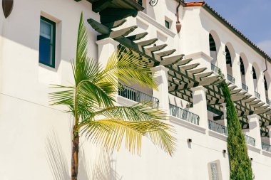 Santa Barbara, Kaliforniya 'da geleneksel koloni mimarisi. ABD. Popüler turizm merkezi. 