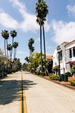 Santa Barbara, Kaliforniya 'da geleneksel koloni mimarisi. ABD. Popüler turizm merkezi. 