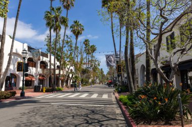 Santa Barbara, Kaliforniya 'da geleneksel koloni mimarisi. ABD. Popüler turizm merkezi. 