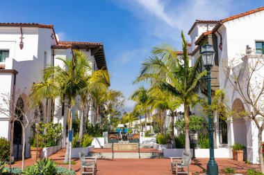Santa Barbara, Kaliforniya 'da geleneksel koloni mimarisi. ABD. Popüler turizm merkezi. 