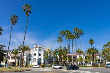 Santa Barbara, Kaliforniya 'da geleneksel koloni mimarisi. ABD. Popüler turizm merkezi. 