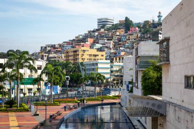 Malecon 2000 ve Guayaquil 'deki Guayas Nehri, Ekvador' un ikinci büyük şehri. Güney Amerika.