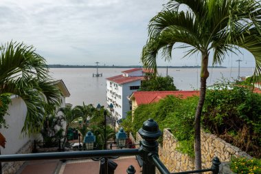 Guayaquil, Las Penas - Santa Ana Tepesi. Geleneksel koloni mimarisi Ekvador 'un ikinci büyük şehrinde. Popüler turizm merkezi.
