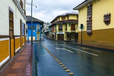LOJA, ECUADOR - 15 Nisan 2022 Loja, Ekvador 'da Lourdes Caddesi' ndeki renkli koloni evleri. Güney Amerika.