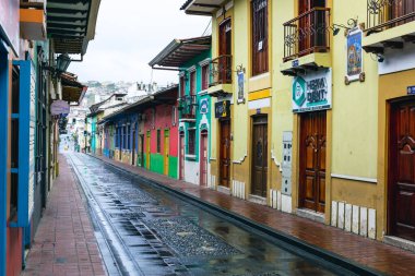 LOJA, ECUADOR - 15 Nisan 2022 Loja, Ekvador 'da Lourdes Caddesi' ndeki renkli koloni evleri. Güney Amerika.
